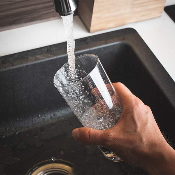 Gefiltertes Leitungswasser aus dem Wasserhahn