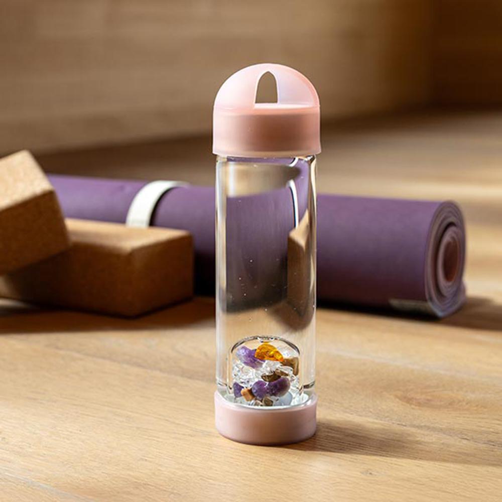 VitaJuwel Trinkflasche Via mit Prana Edelsteinmischung beim Yoga