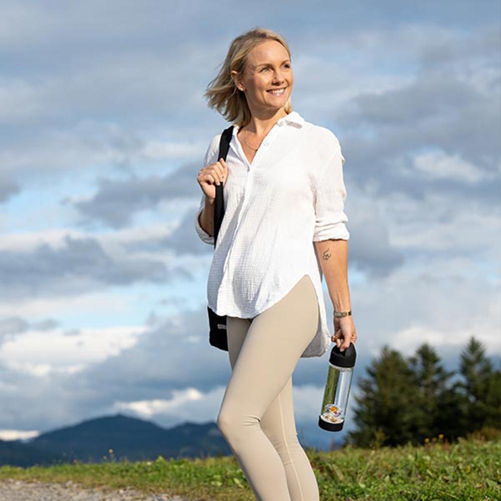 VitaJuwel Trinkflasche Via mit Prana Edelsteinmischung in der Natur
