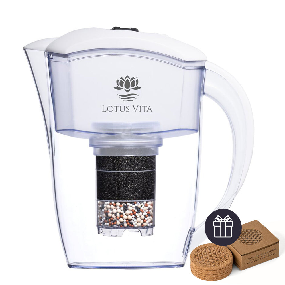 Lotus Vita Filterkanne Esprit Weiß mit gratis 6er-Set Kork Untersetzer