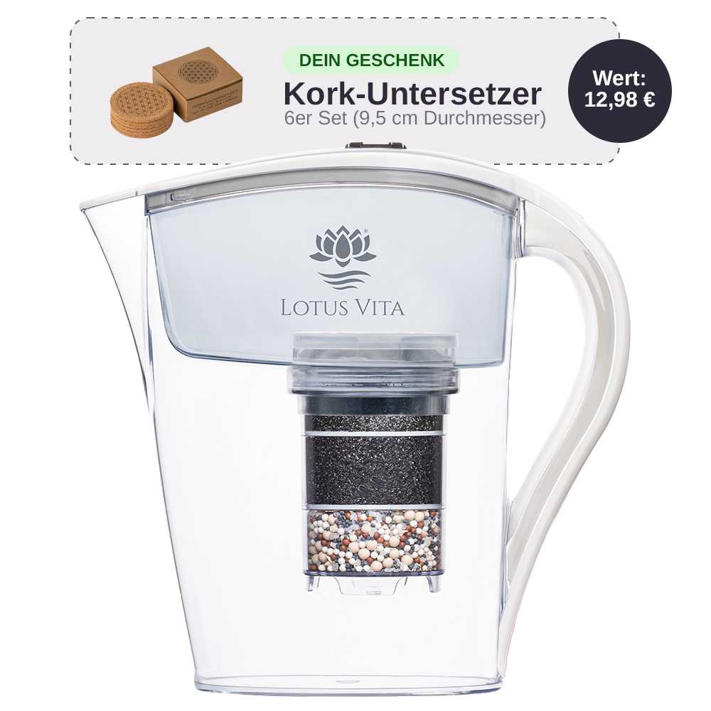 Lotus Vita Filterkanne Family Weiß mit gratis 6er-Set Kork Untersetzer