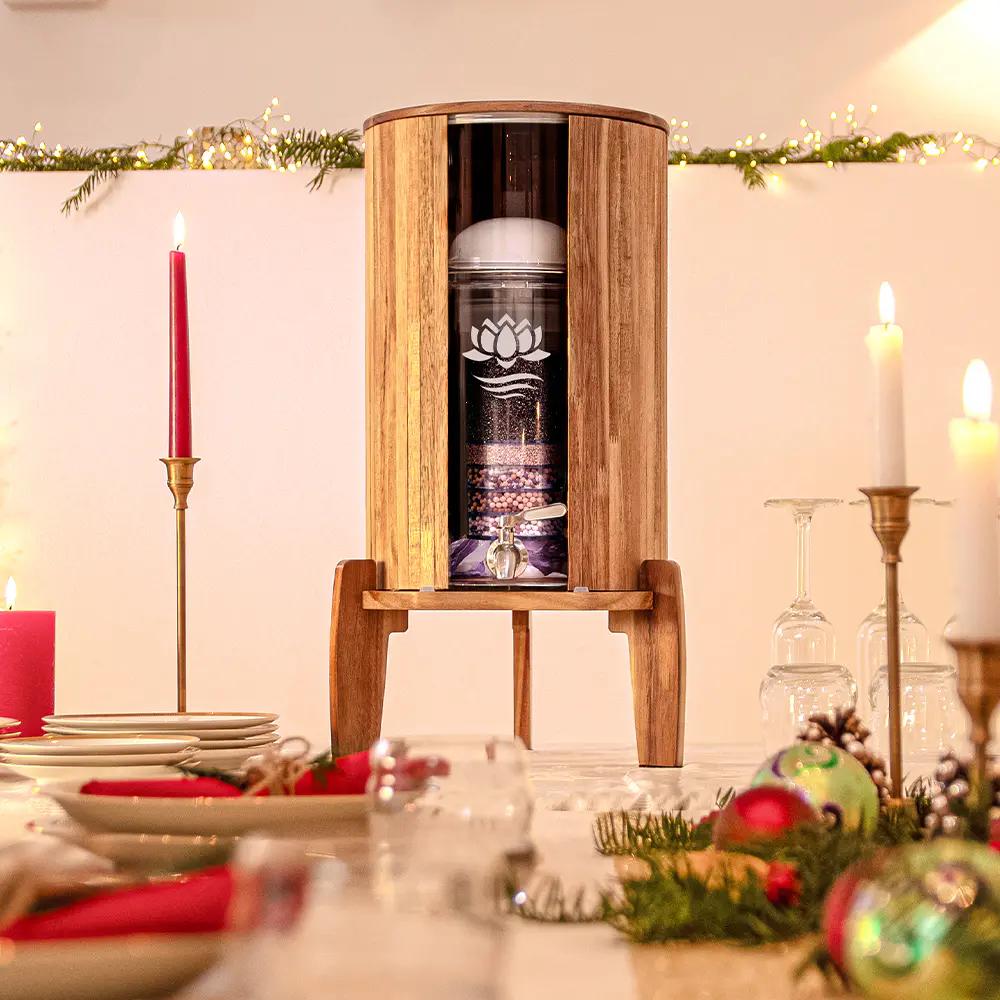 Lotus Vita Wasserspender mit Filter Fontana Kendra 9L Akazie auf dem Esstisch