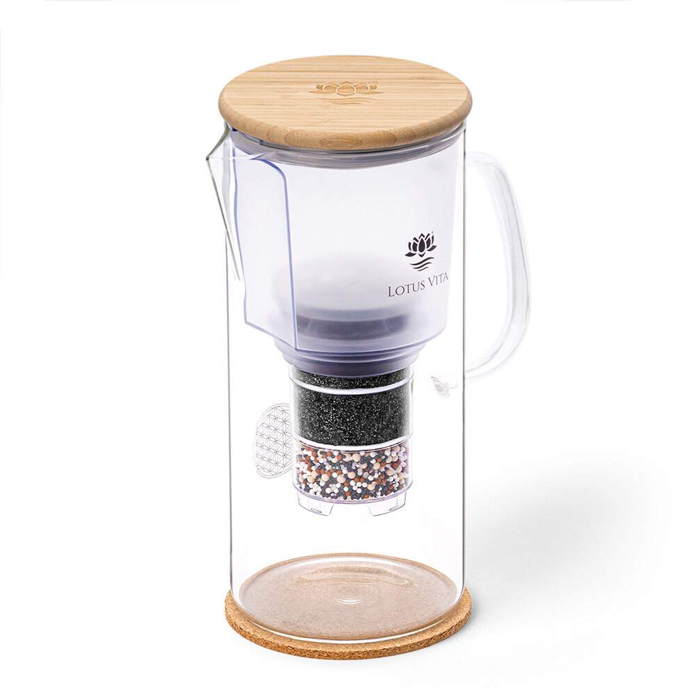 Lotus Vita Wasserfilter Glaskanne Enya mit Bambusdeckel 1,4L - Natura Plus mit Blume des Lebens Seitenansicht 