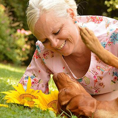 Simone mit Hund Aemy - Wasserfilteroase Crew