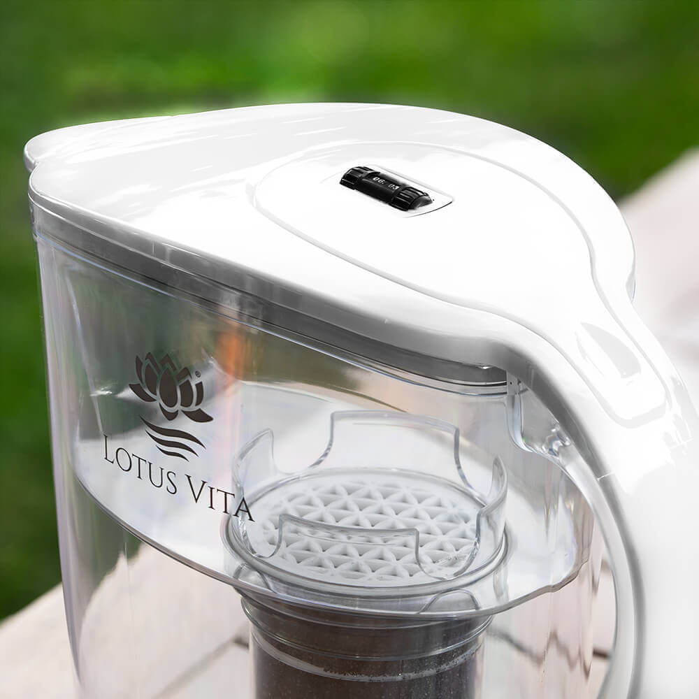 Lotus Vita Wasserfilter-Kanne Family 1,8L - Natura Plus Weiß Deckelbild