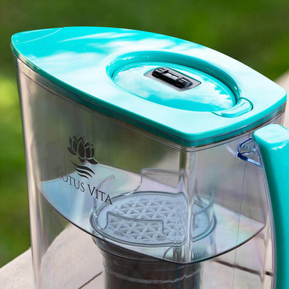 Lotus Vita Wasserfilter-Kanne Lotus 1,6L - Natura Plus Hellblau Deckelbild