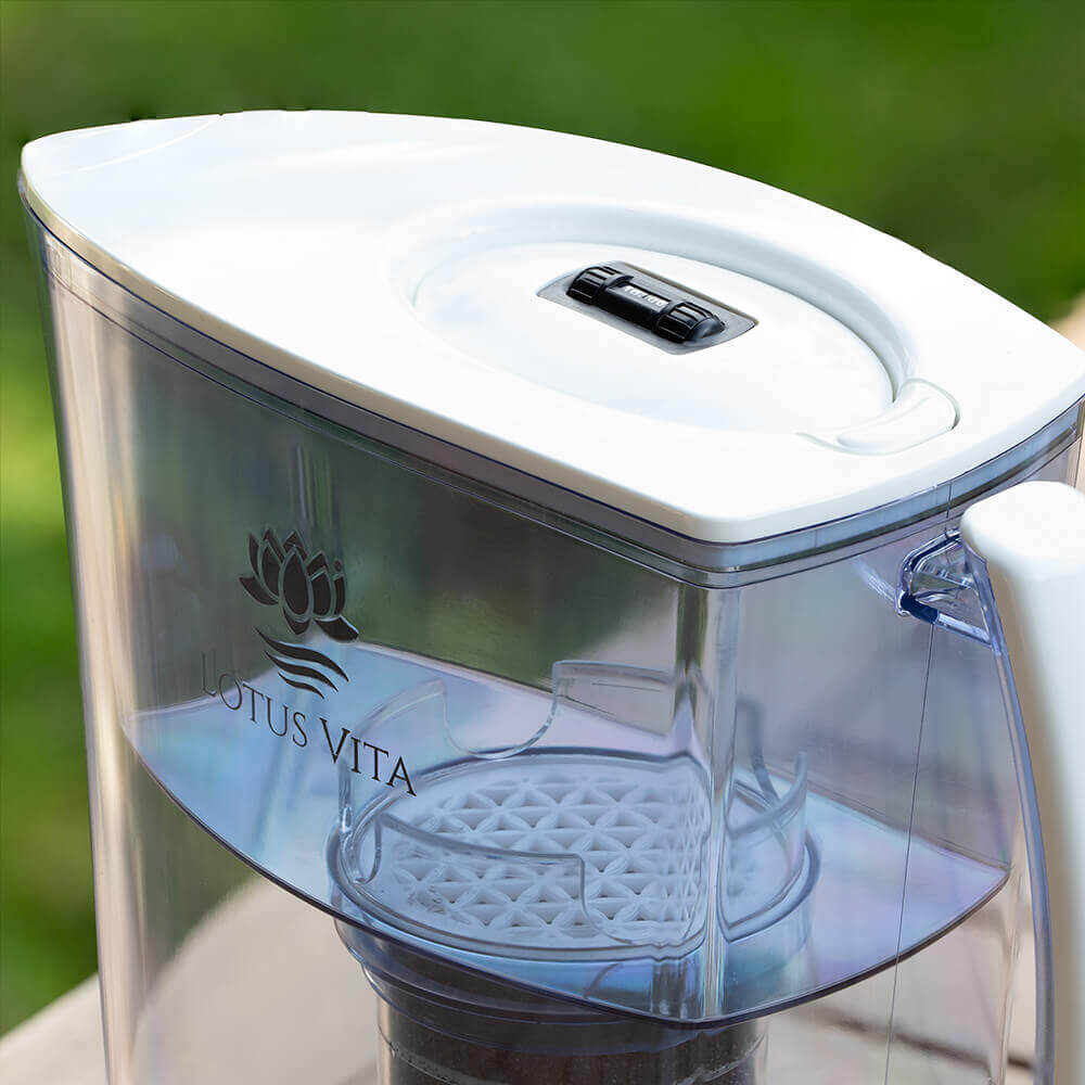 Lotus Vita Wasserfilter-Kanne Lotus 1,6L - Natura Plus Weiß Deckelbild